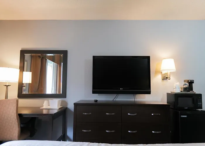 Baymont By Wyndham Flint Airport North